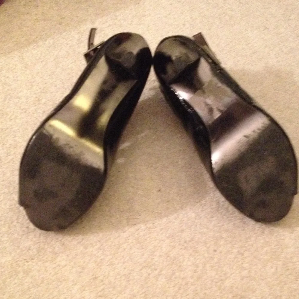 Steve Madden Black woven patent leather heels!